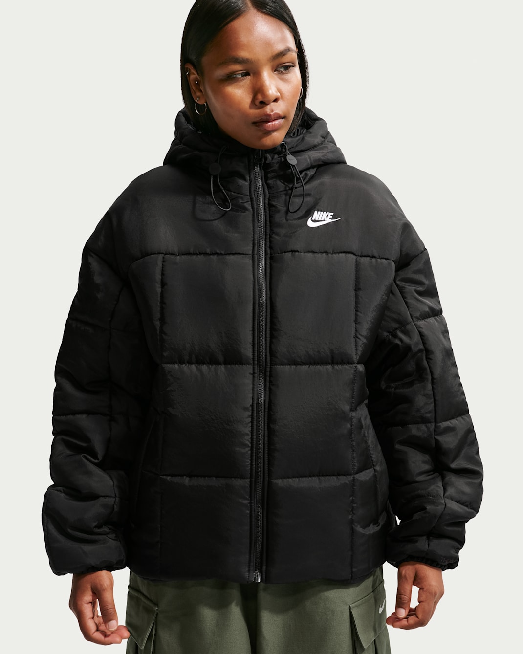 Chamarra con gorro Therma-FIT holgada para mujer Nike Sportswear Classic Puffer - Negro/Blanco