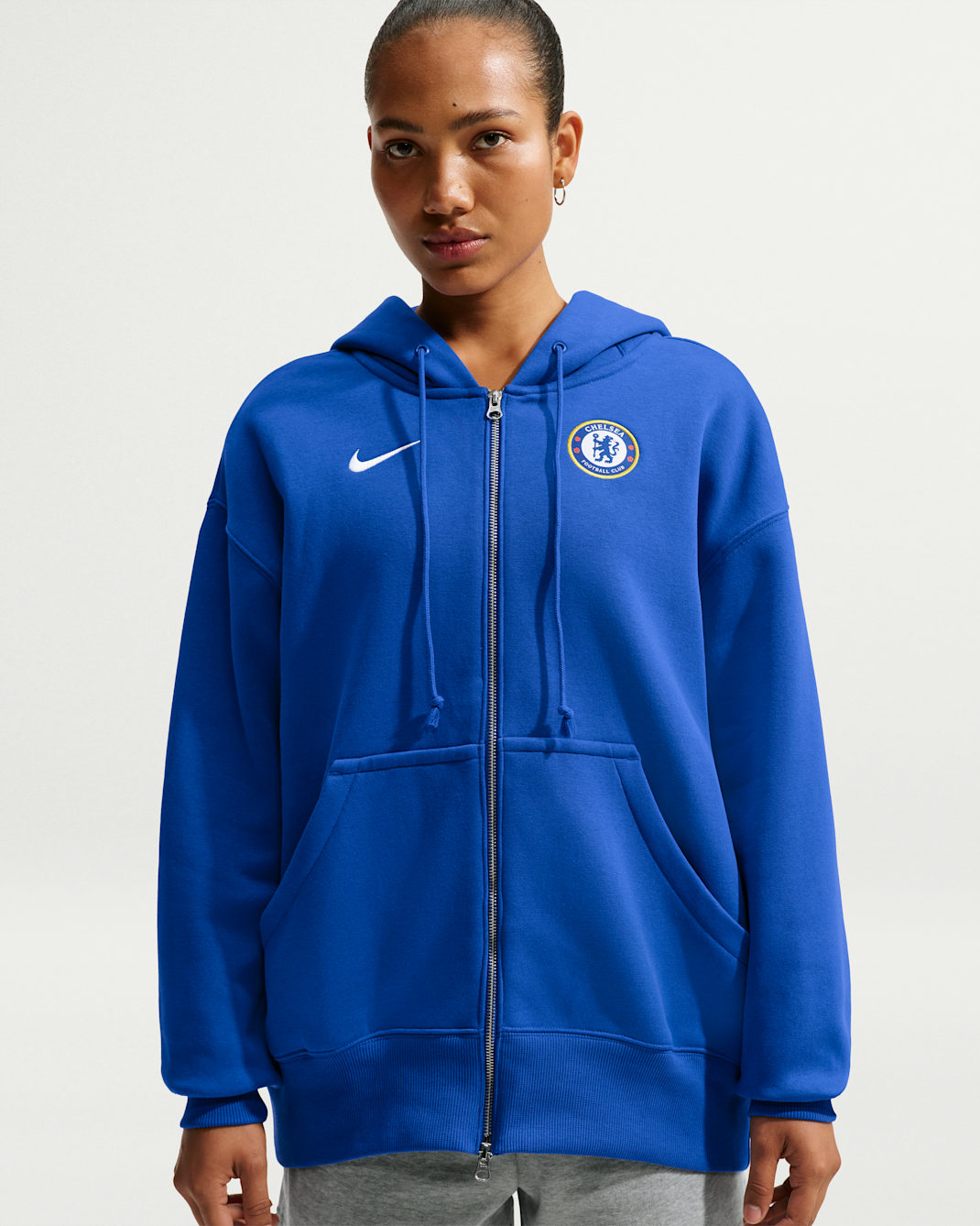 Chelsea FC Phoenix Fleece Nike Football Bol Kesimli Tam Boy Fermuarlı Kapüşonlu Kadın Üstü - Bright Blue/Beyaz