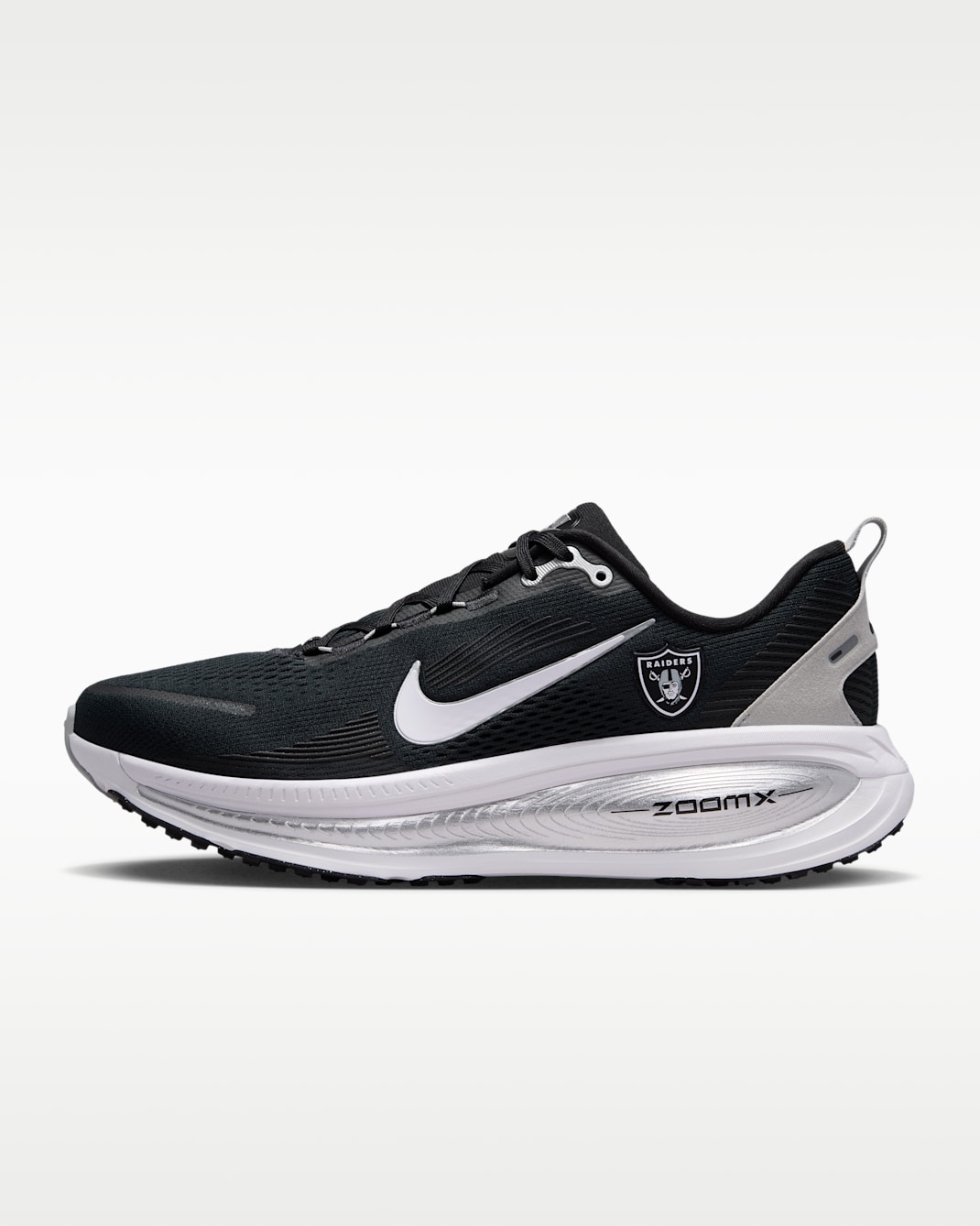 Tenis de correr en pavimento de la NFL para hombre Nike Vomero 18 (Las Vegas Raiders) - Negro/Plata metalizado/Blanco