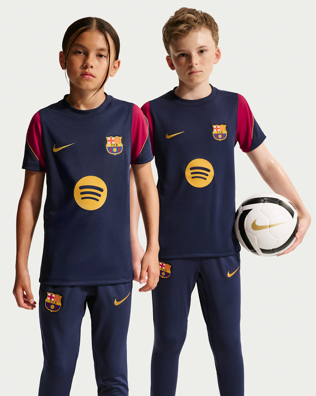 FC Barcelona Strike Nike Dri-FIT Kurzarm-Fußballoberteil (ältere Kinder) - Blackened Blue/Noble Red/Blackened Blue/Mineral Yellow
