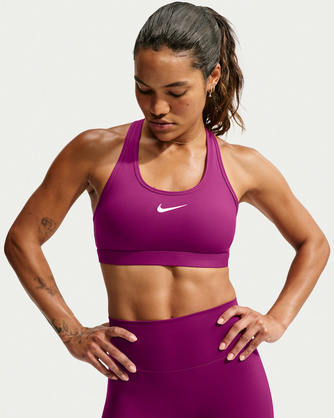 Brassière de sport rembourrée à maintien normal Nike Swoosh pour Femme - True Berry/Blanc