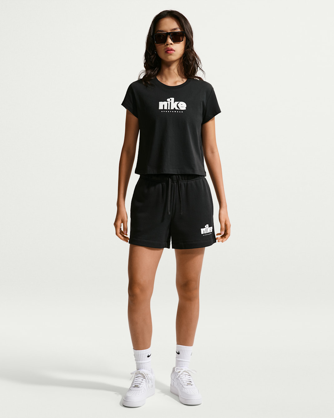 กางเกงขาสั้นเอวปานกลางผู้หญิง Nike Sportswear Club Fleece - ดำ/ขาว