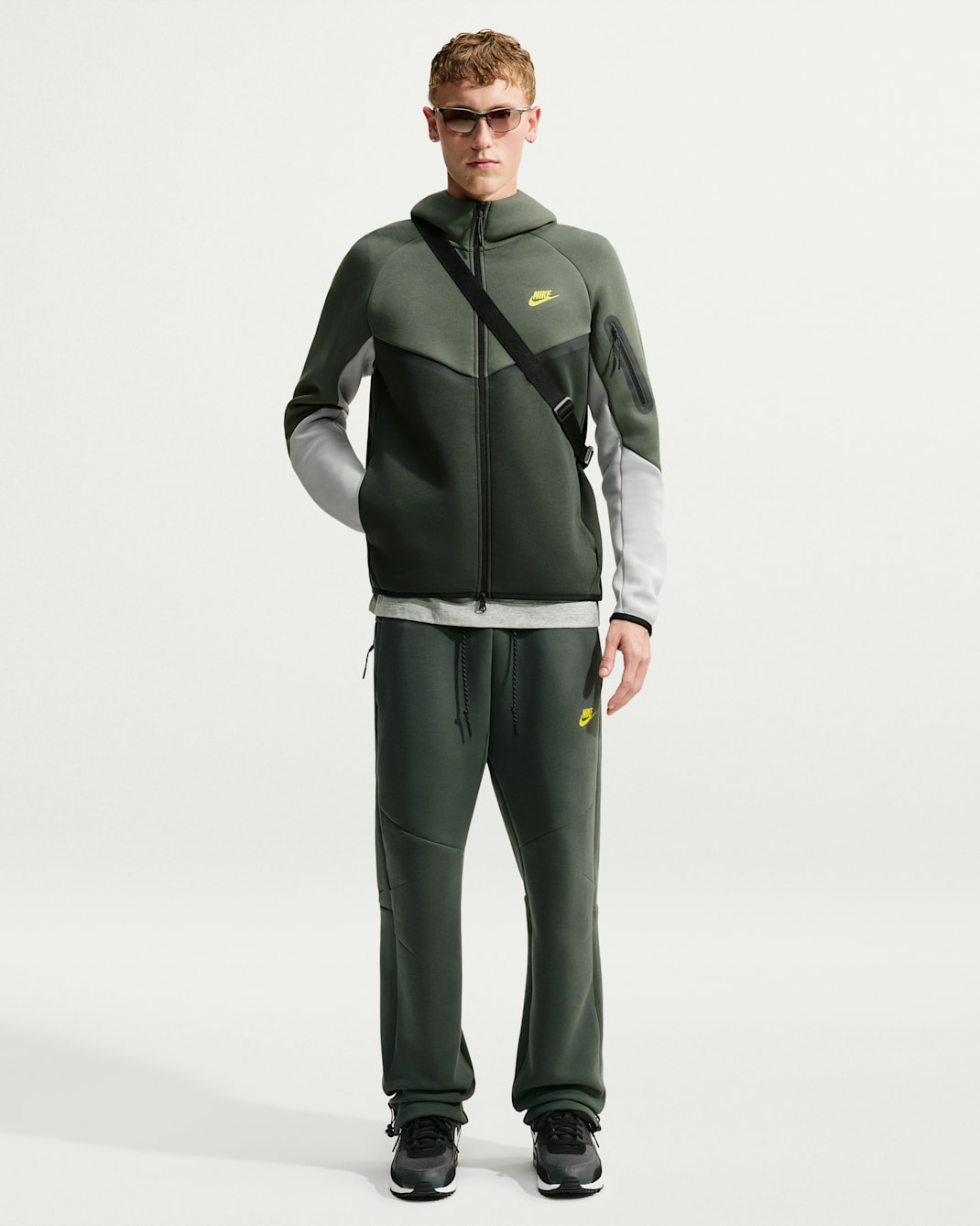 Pants de tejido Fleece con dobladillo abierto para hombre Nike Tech - Verde camuflaje/Amarillo cromo