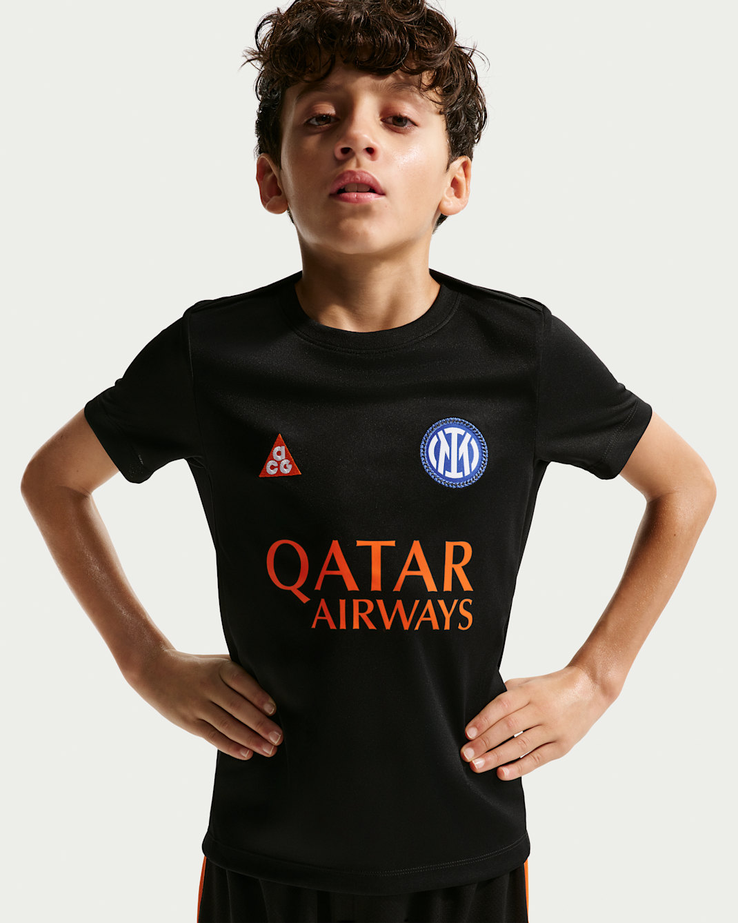 Inter Milan Academy Pro SE Older Kids' Nike ACG Dri-FIT Soccer Short-Sleeve Pre-Match Top - Black/Safety Orange