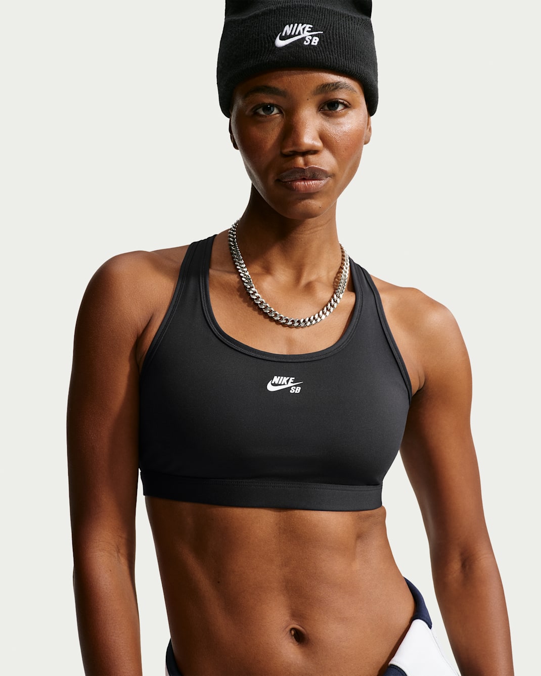 Bra deportivo de skateboarding con almohadilla de media sujeción para mujer Nike SB Swoosh - Negro/Blanco