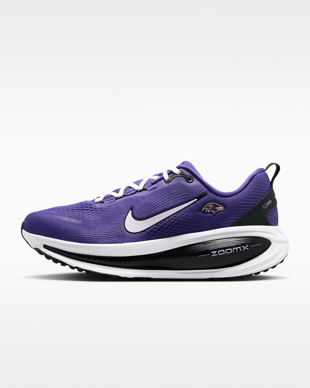 Tenis de correr en pavimento de la NFL para hombre Nike Vomero 18 (Baltimore Ravens) - Orquídea nuevo/Negro/Blanco