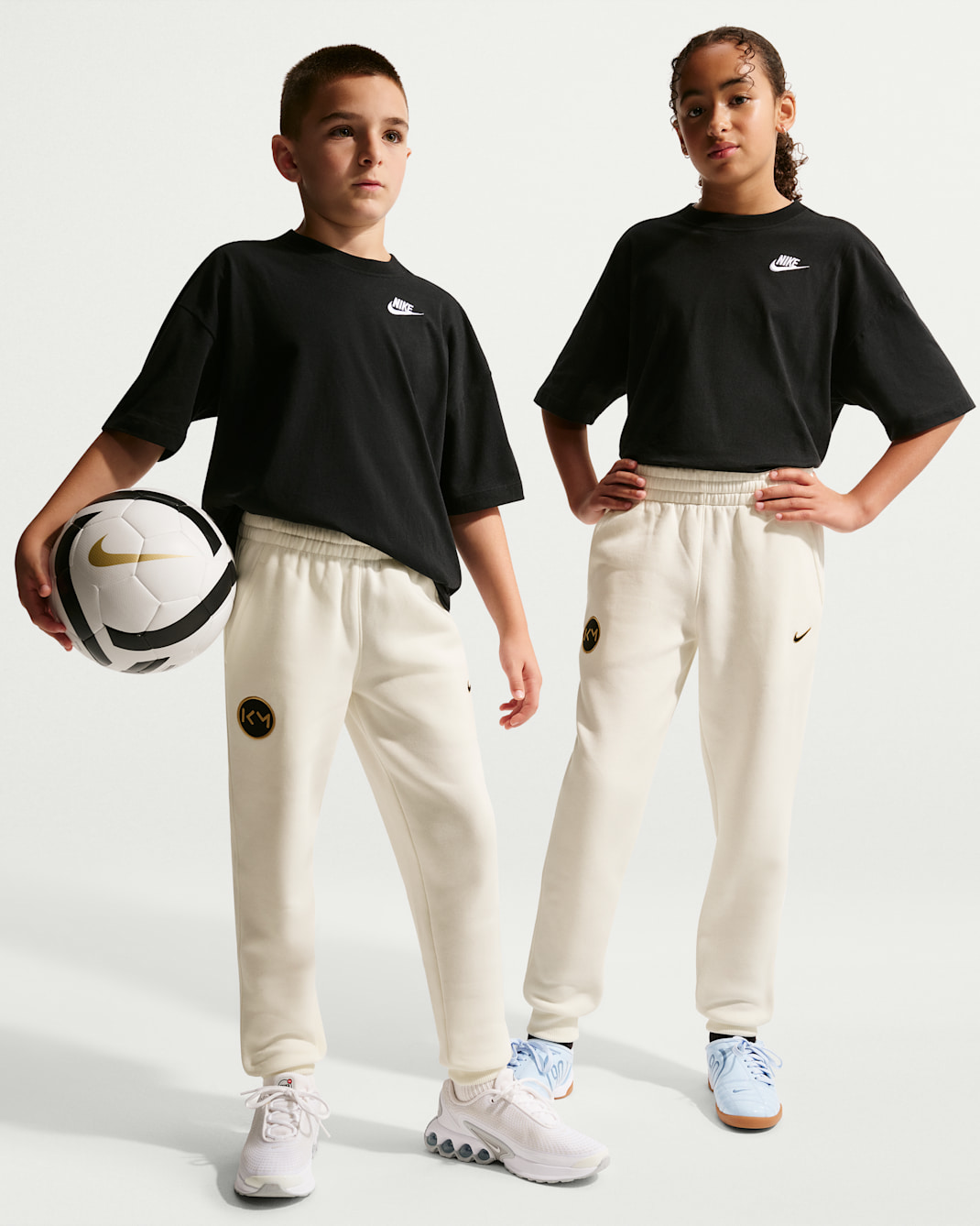 Kylian Mbappé Club Fleece fotballjoggebukse til store barn - Sail/Metallic Gold