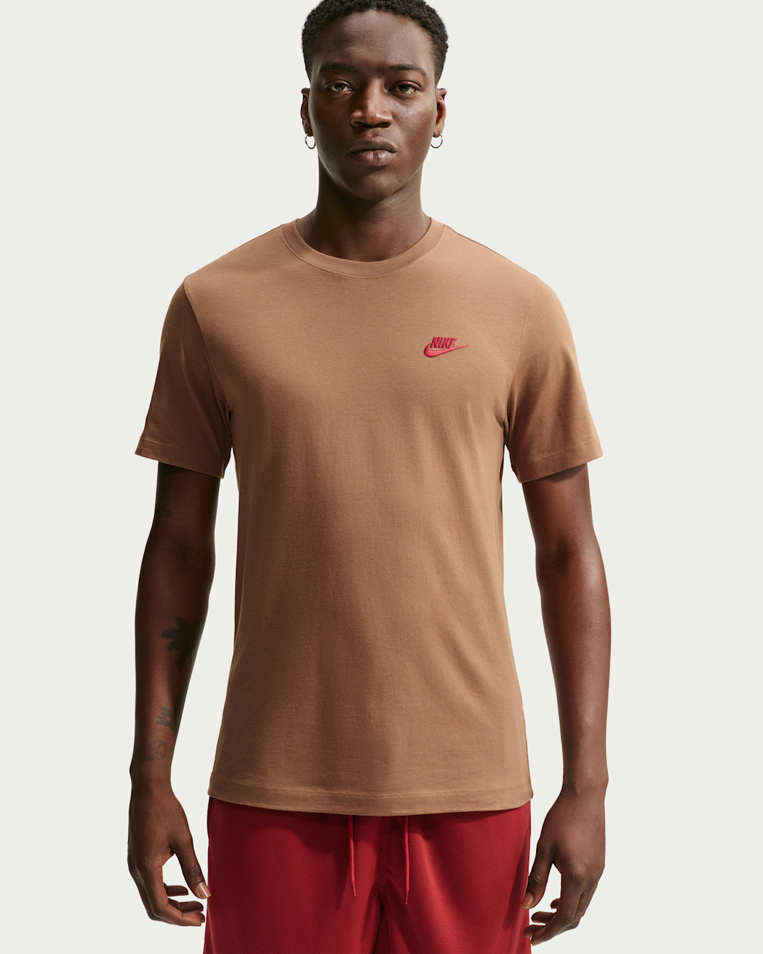 Playera para hombre Nike Sportswear Club - Marrón cerveza/Rojo duro