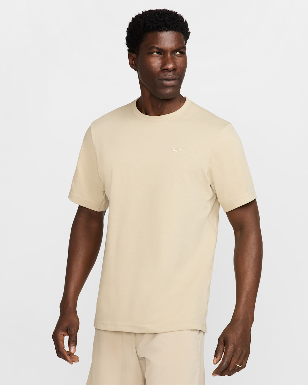 Playera versátil de manga corta para hombre Nike Primary - Caqui desierto/Caqui desierto