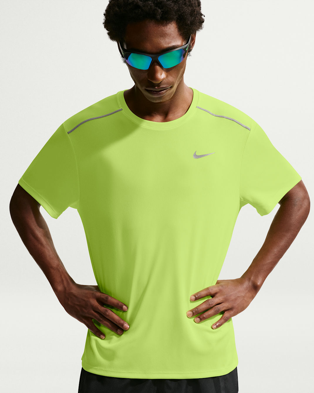 Haut de running à manches courtes et protection UV Dri-FIT Nike Miler pour homme - Volt Ice/Barely Volt