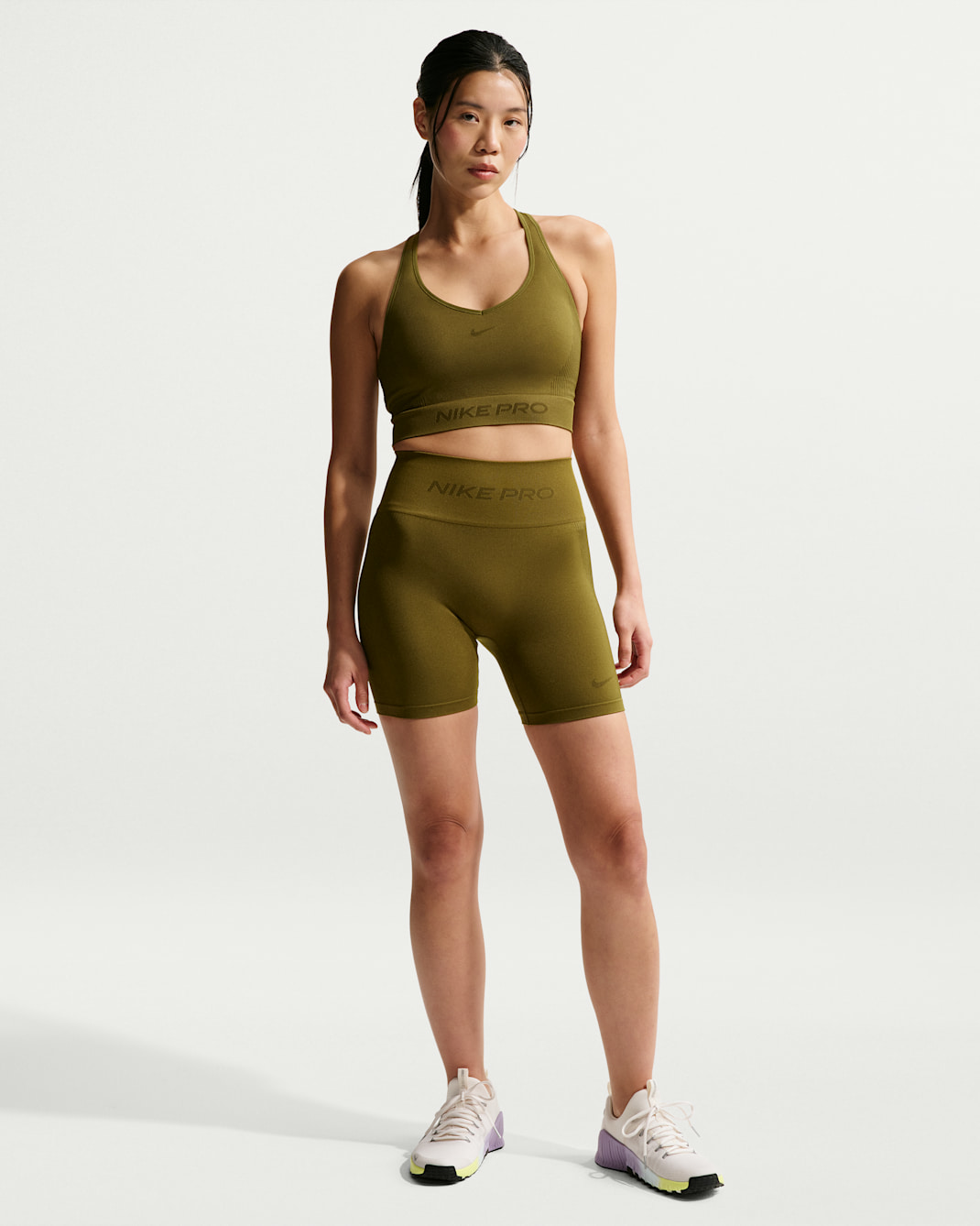 Nike Pro Seamless Mallas cortas de 13 cm y talle alto Dri-FIT - Mujer - Olive Flak