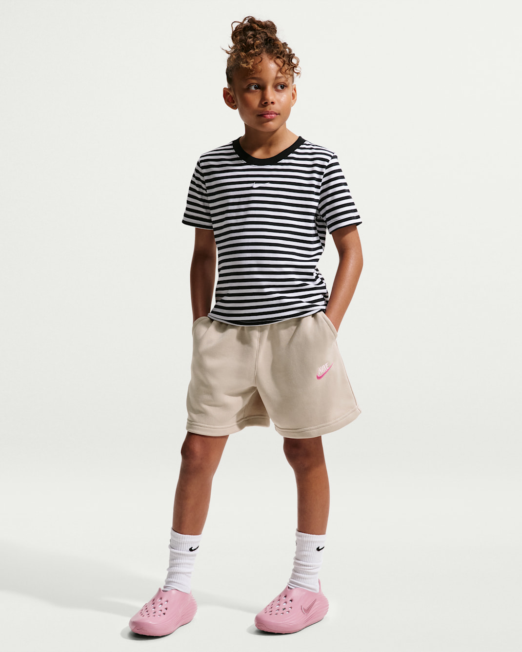 Nike Sportswear Club Fleece-shorts (13 cm) i french terry til større børn (piger) - Cream II/Cream II/Pinksicle