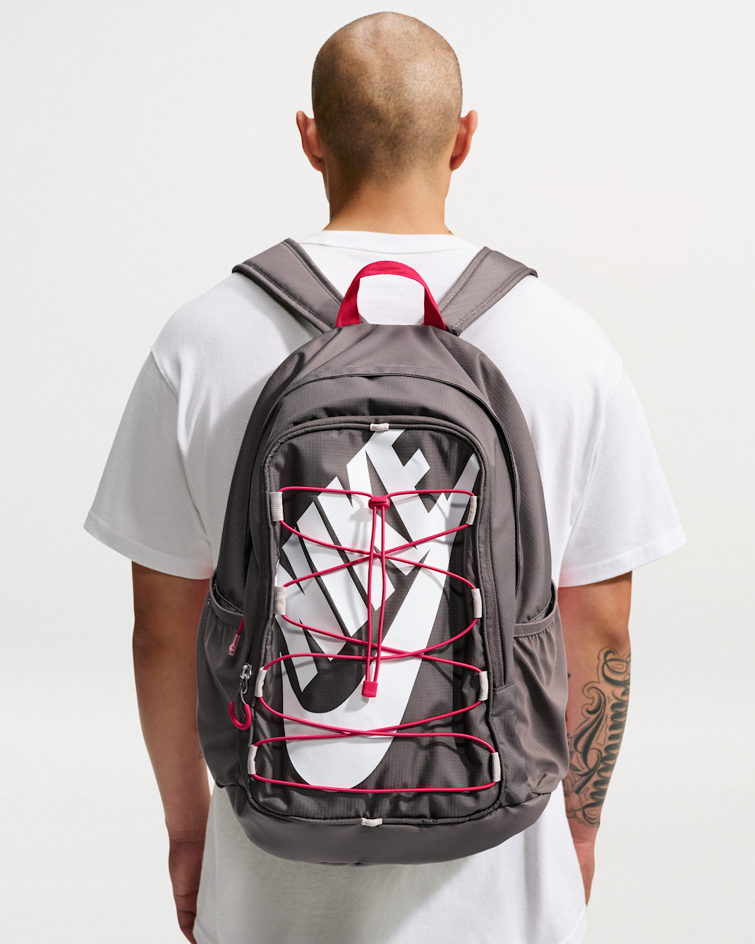 Mochila (26 L) Nike Hayward - Cueva/Rosa tropical/Blanco