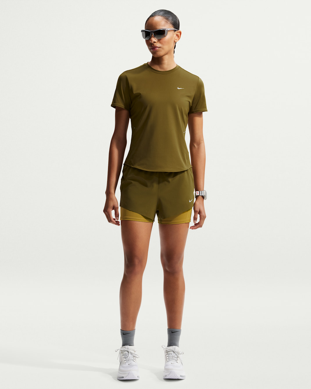 Löparshorts 2-i-1 Nike Swift Dri-FIT med medelhög midja för kvinnor - Olive Flak/Peat Moss