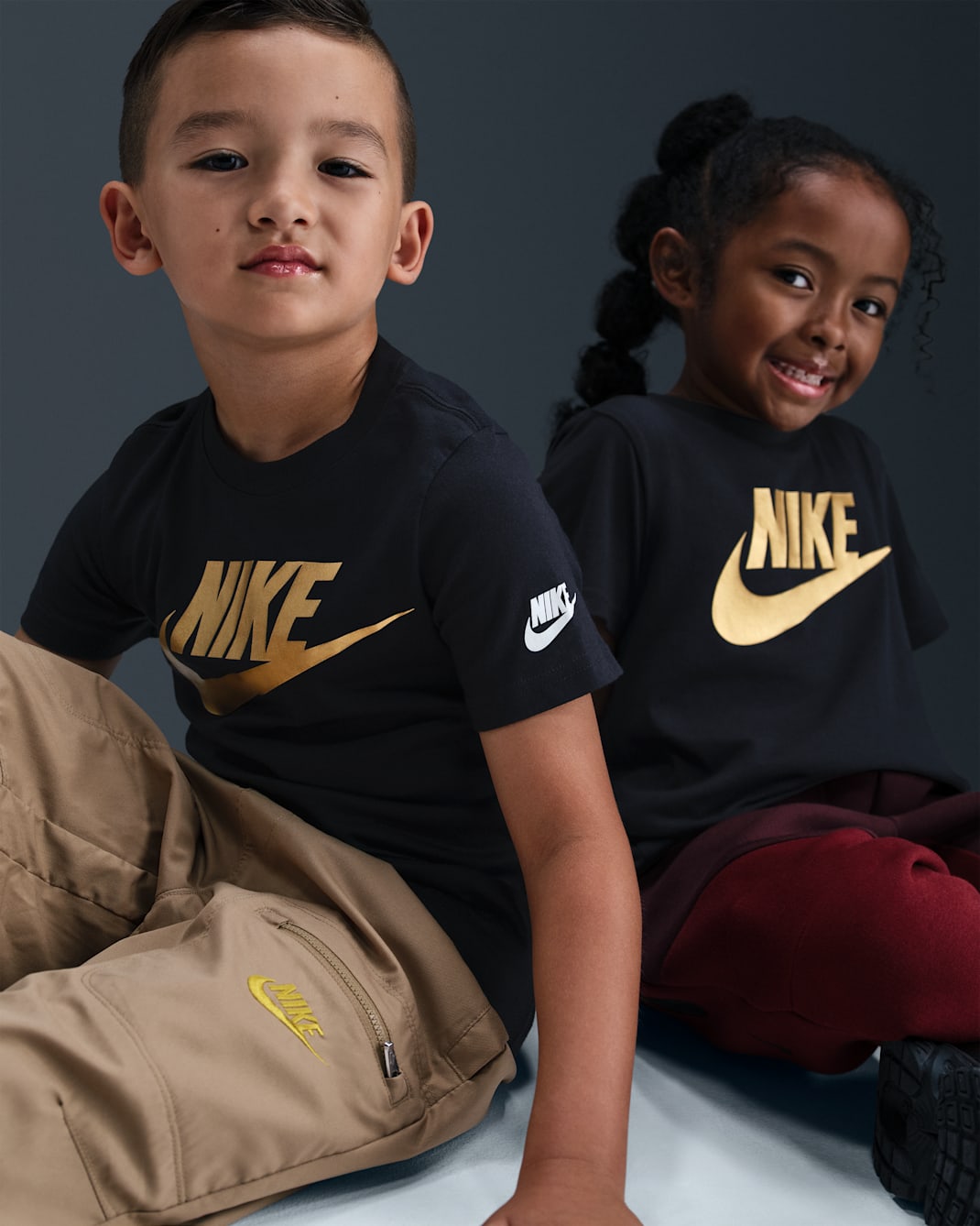 Playera para niños talla pequeña Nike - Negro/Oro metalizado