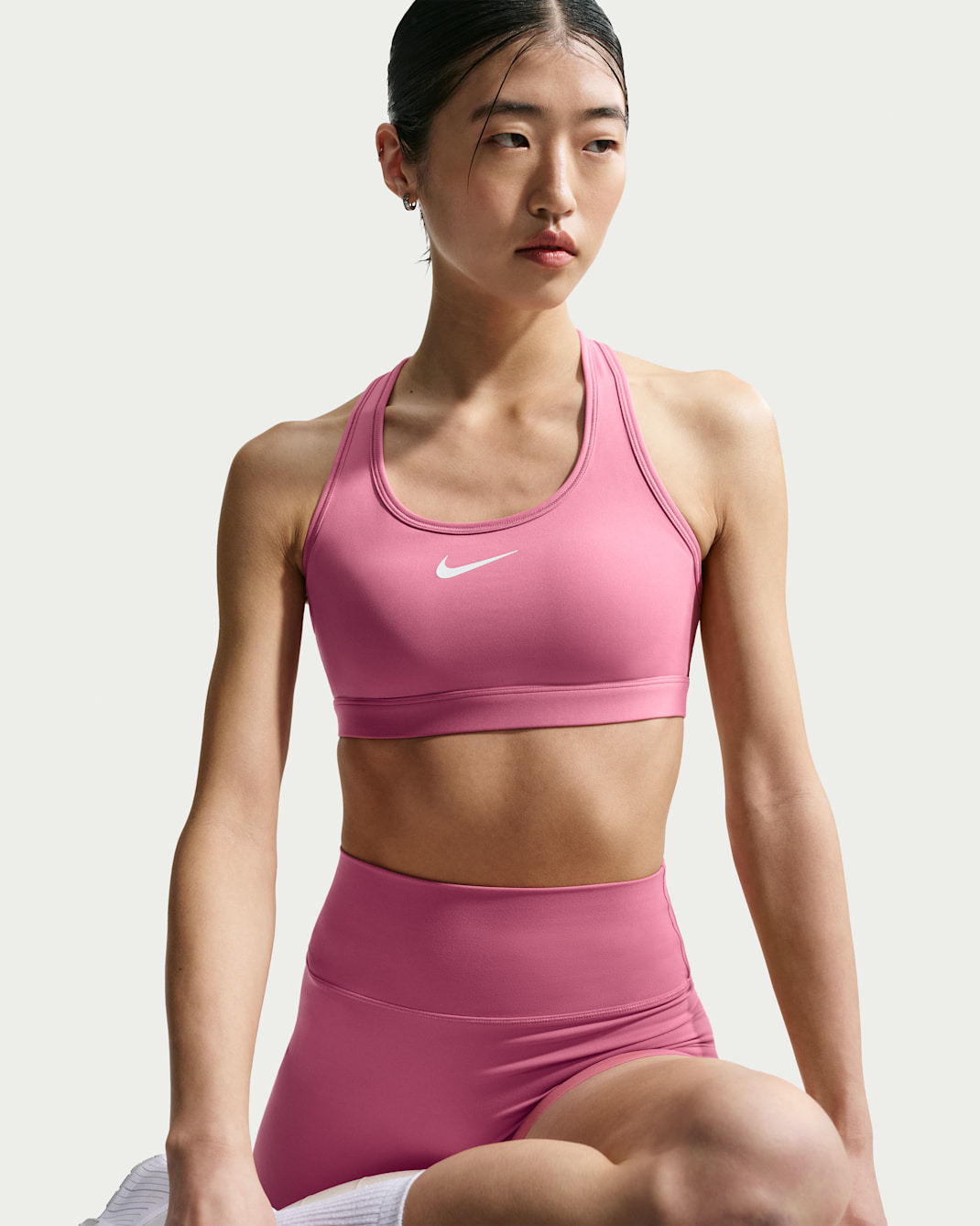 나이키 스우시 미디엄 서포트 여성 패드 스포츠 브라 - 피어니/화이트