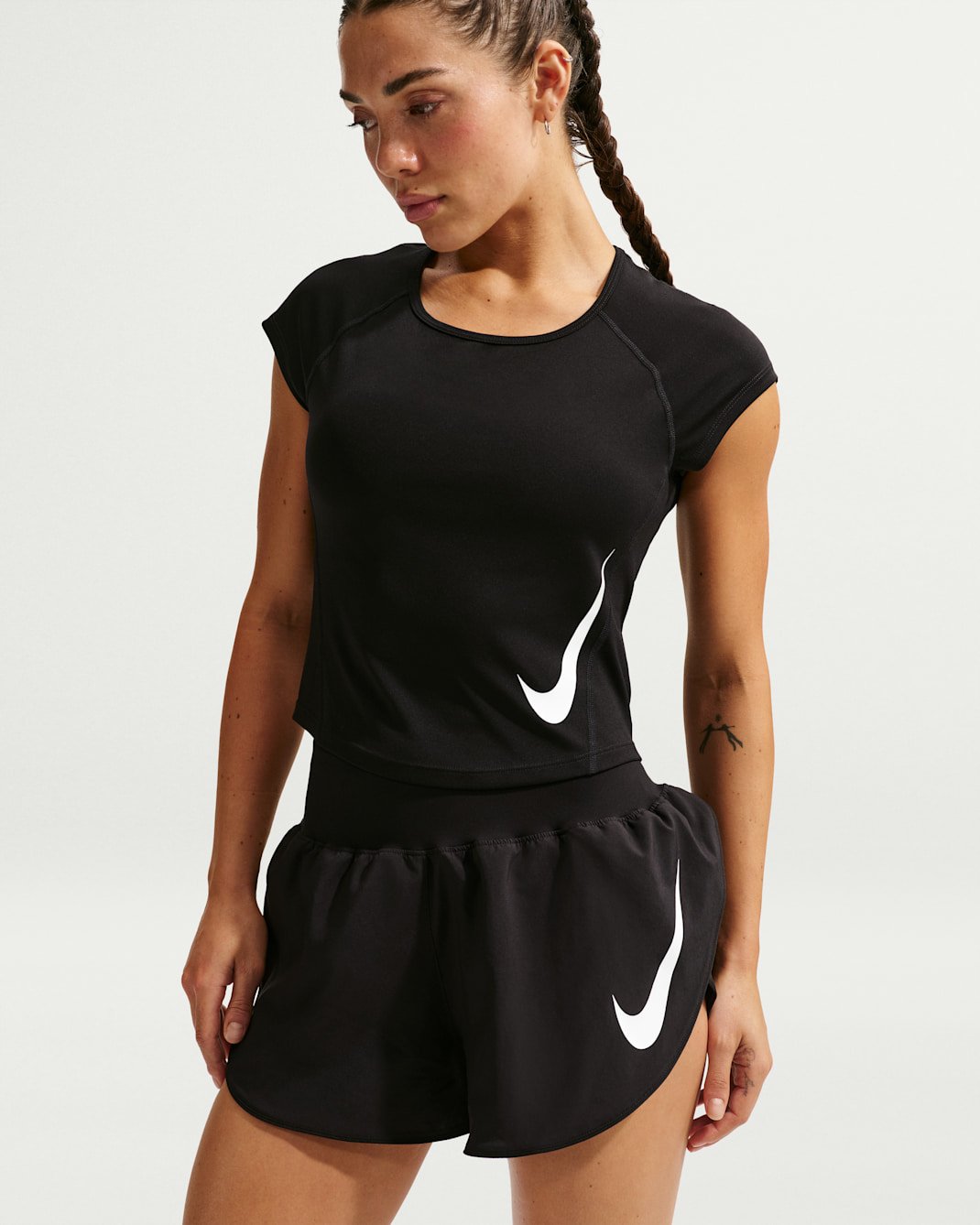 Playera de correr de manga tipo casquillo Dri-FIT para mujer Nike Tempo Swoosh - Negro/Blanco/Blanco
