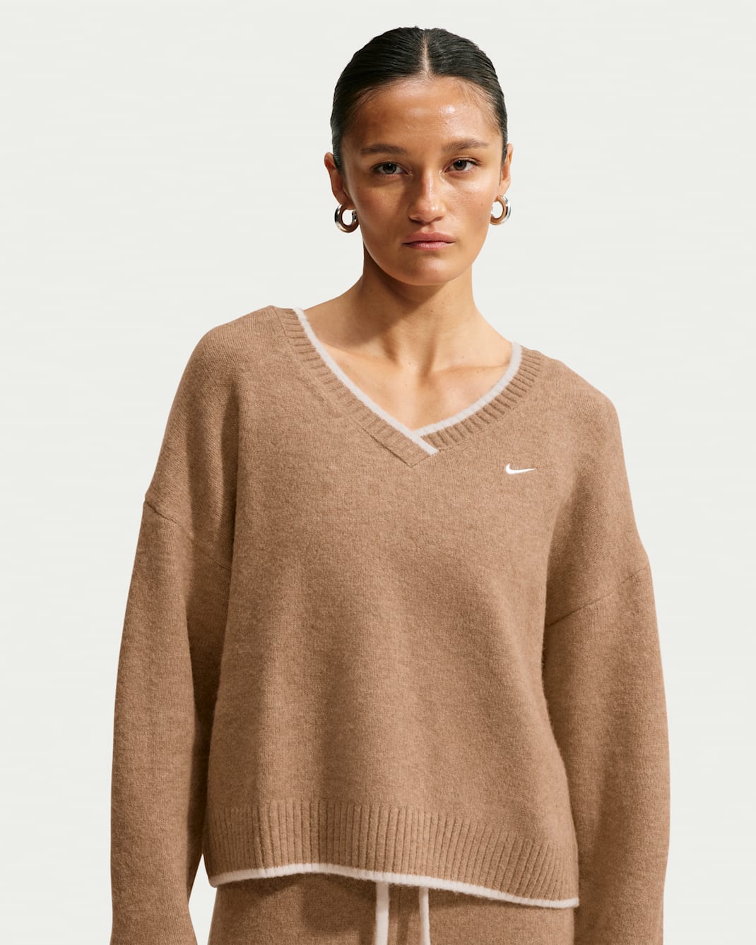 Maglia ampia con scollo a V Nike Sportswear Chill Knit – Donna - Parachute Beige/Heather/Bianco/Bianco