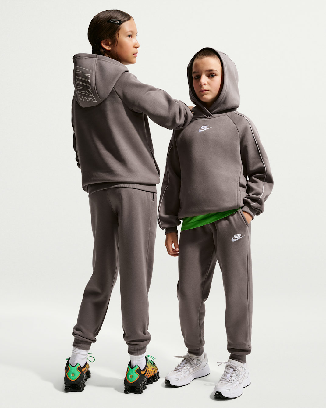Tracksuit Nike Sportswear Club Fleece med huva för ungdom - Cave Stone/Cave Stone/Moon Particle/Vit