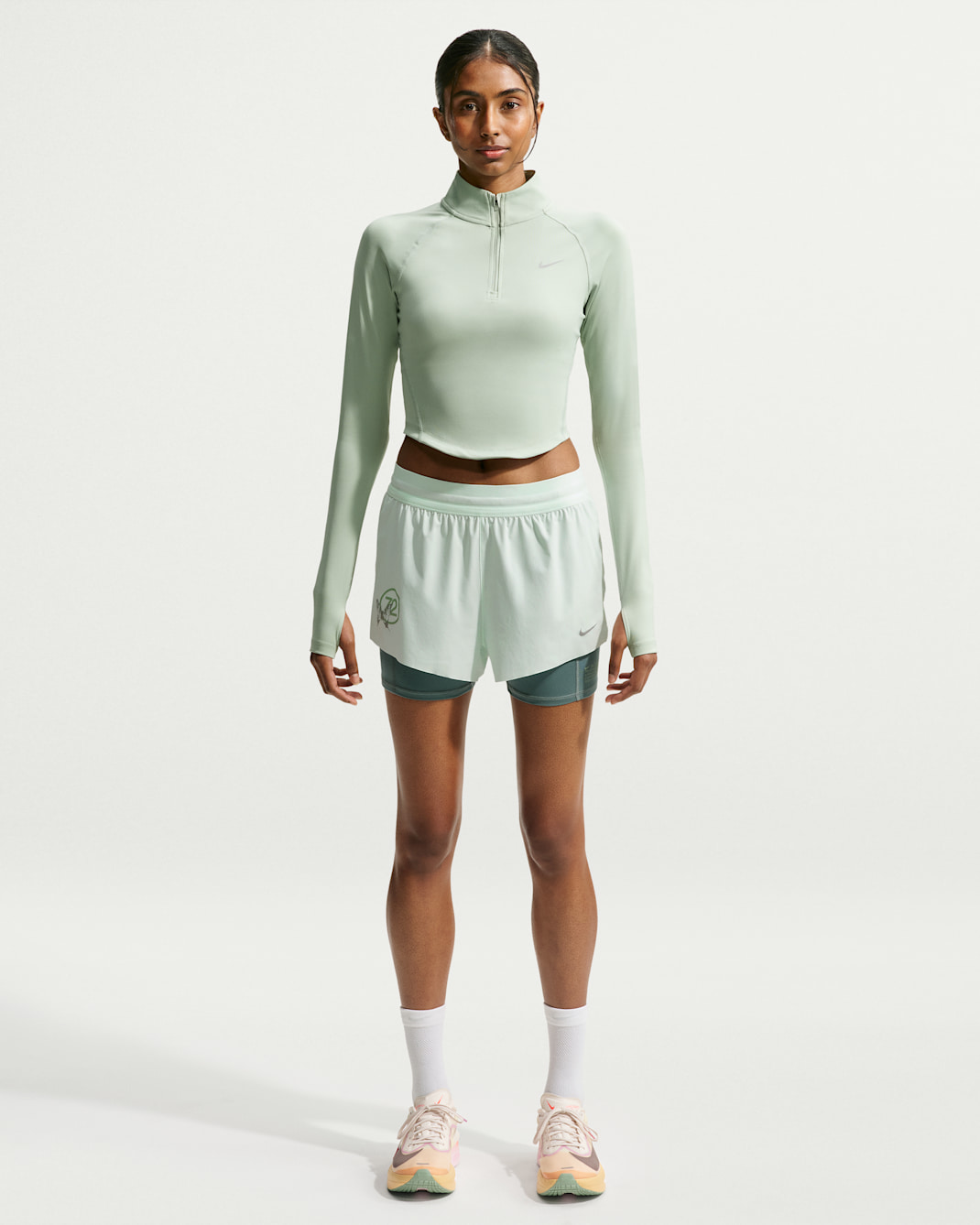 Shorts de correr Dri-FIT de tiro medio 2 en 1 para mujer Nike Swift - Verde ligero/Pizarra mineral