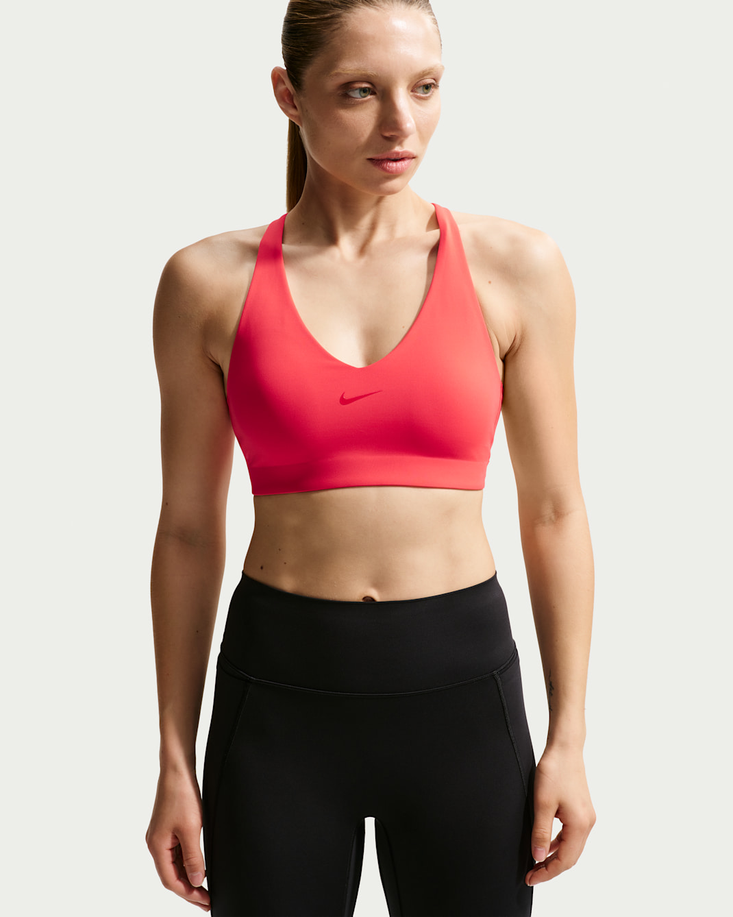 Bra deportivo Nike Universa con almohadilla de media sujeción para mujer - Carmesí claro/Rojo universitario/Rojo universitario