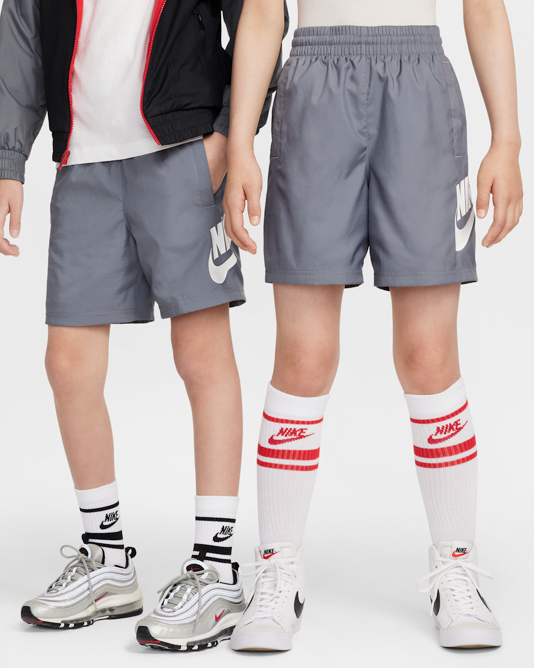 Shorts de tejido Woven de 15 cm para niños talla grande Nike Sportswear Club - Gris humo/Blanco