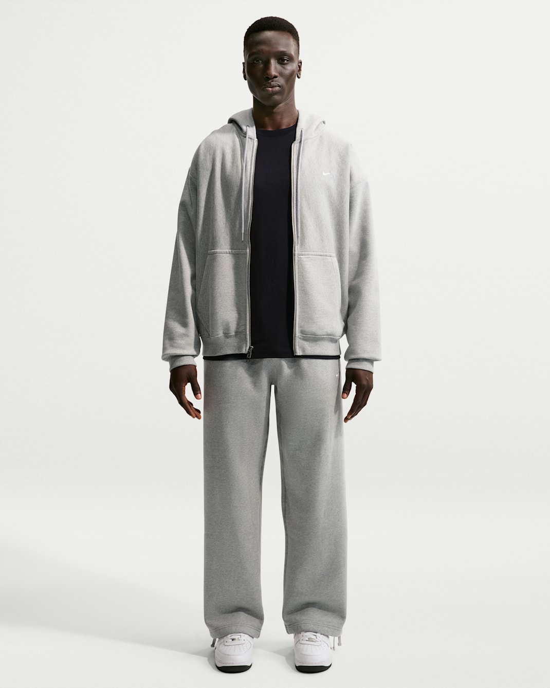 Nike Solo Swoosh Fleece-Hose mit offenem Saum (Herren) - Dark Grey Heather/Light Smoke Grey/Weiß