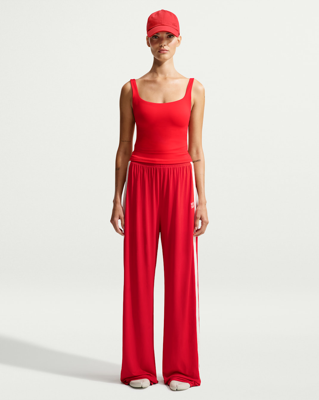 Pants de pierna ancha oversized para mujer NikeSKIMS Stretch Knit - Rojo deportivo/NSKM Ecru