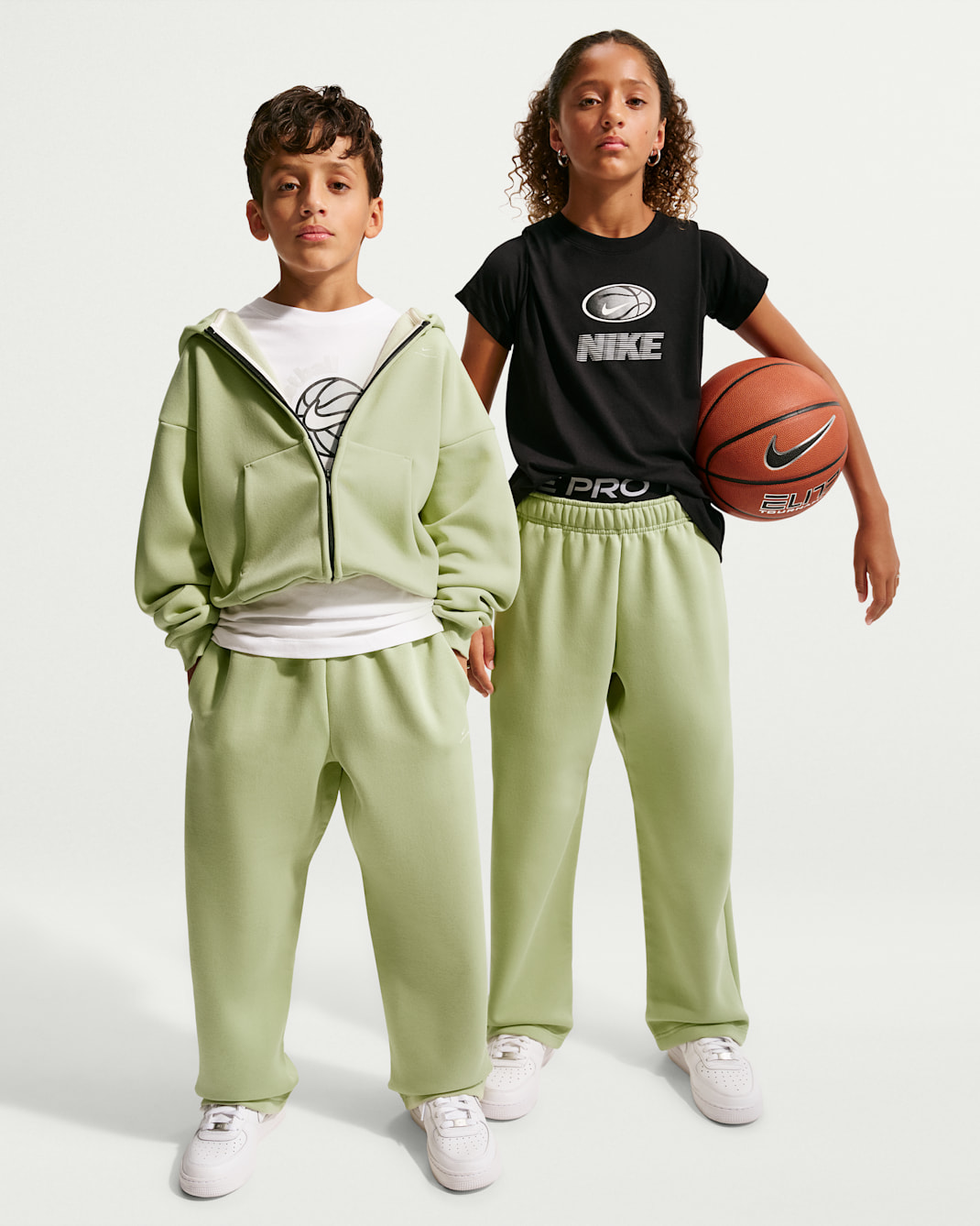 Pants de básquetbol de tejido Fleece cepillado para niños talla grande Nike Standard Issue - Aura oliva/Marfil pálido