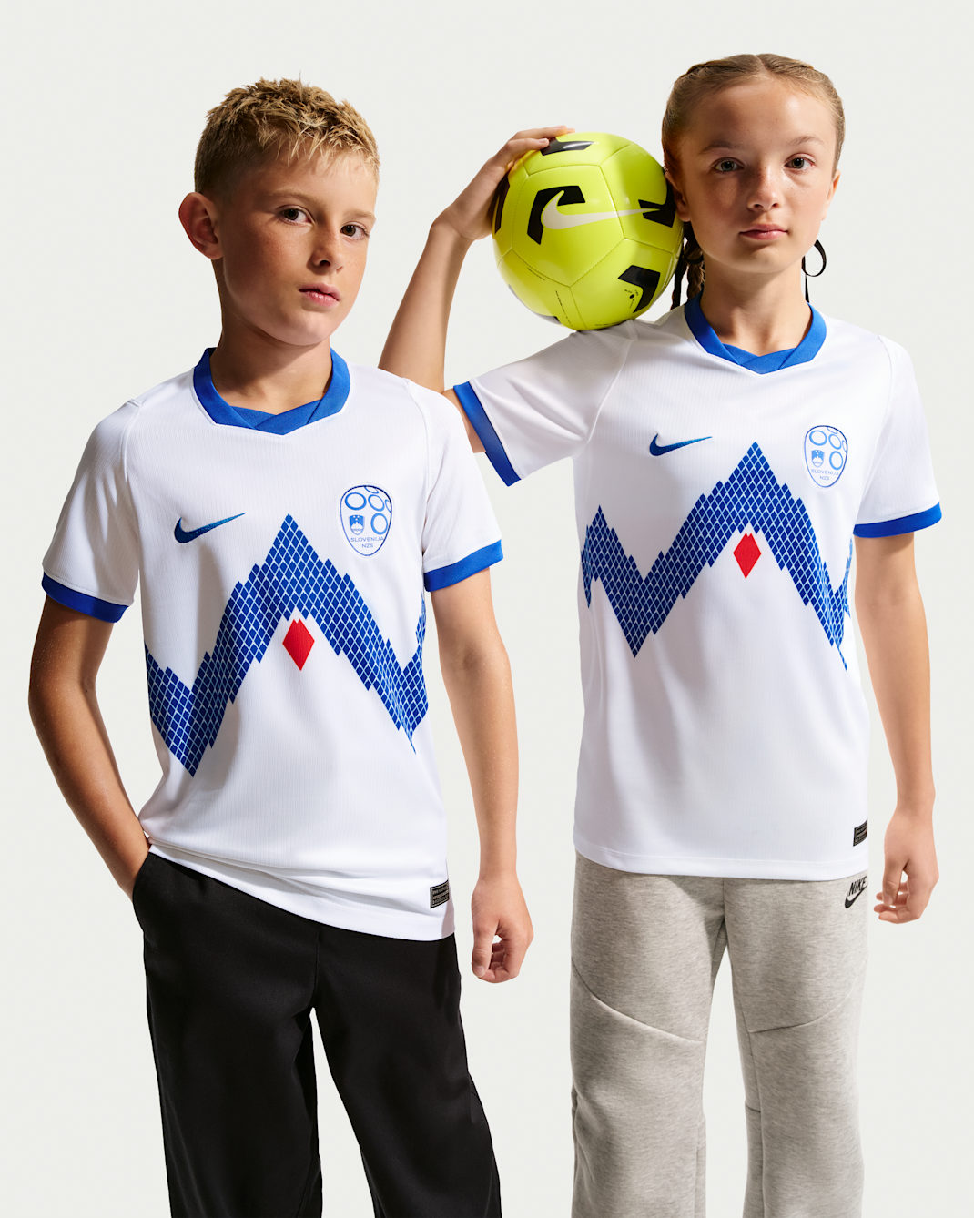 Maillot de foot Replica Nike Dri-FIT Slovénie 2026 Stadium Domicile pour ado - Blanc/Hyper Royal/Hyper Royal