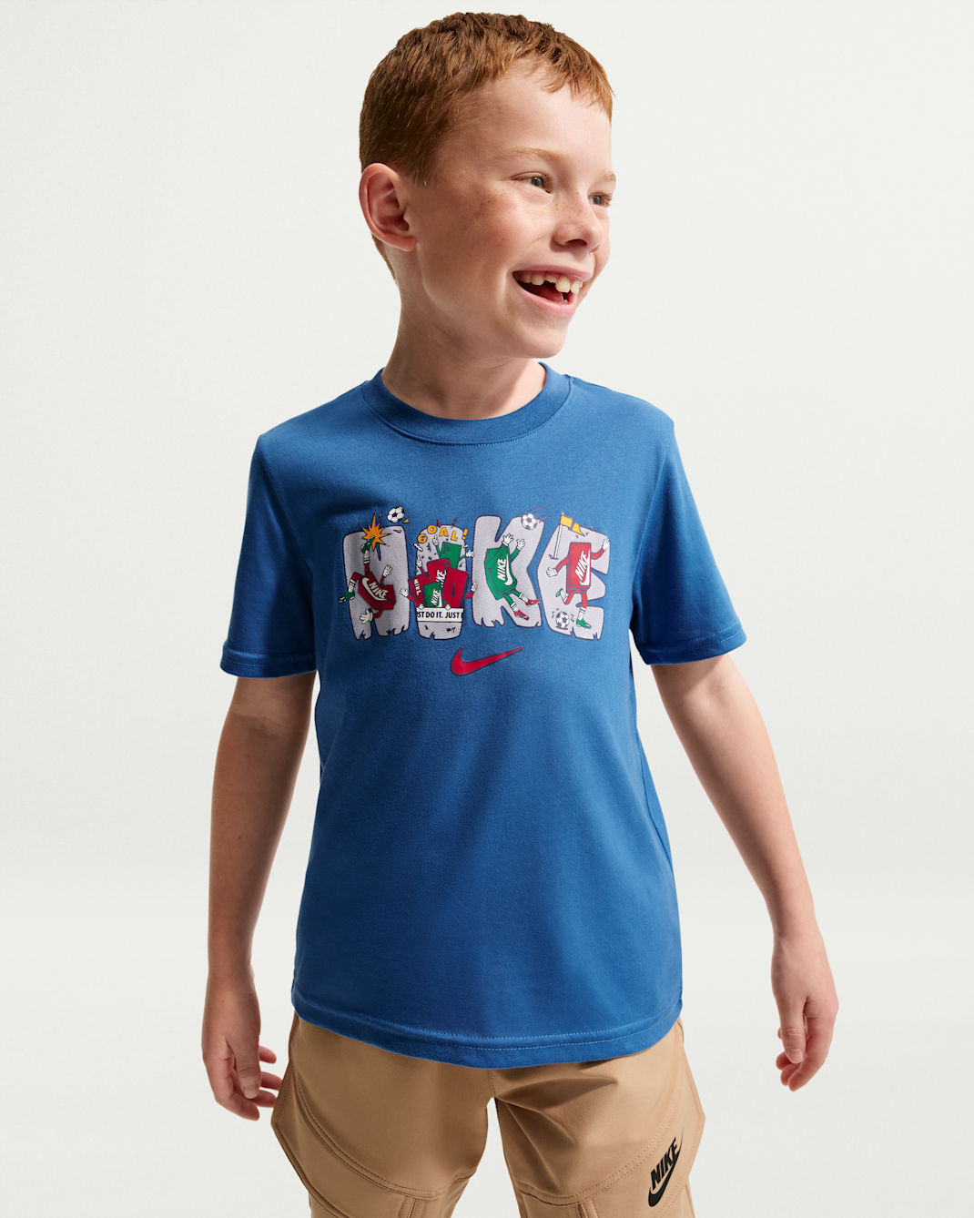 Playera con gráfico de varios deportes de corte cuadrado para niños talla pequeña Nike - Estrella azul