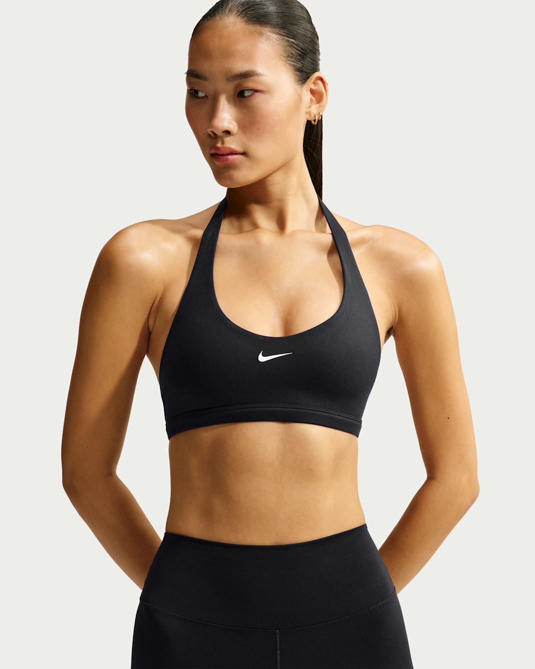 Vadderad sport-BH Nike One med halterneck och mediumstöd för kvinnor - Svart/Vit
