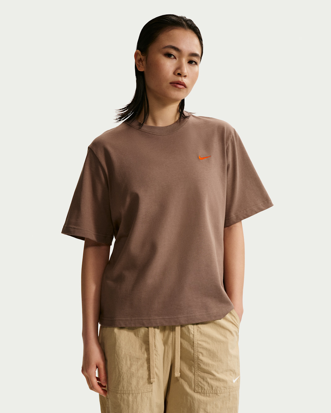 나이키 스포츠웨어 여성 그래픽 티셔츠 - 밍크 브라운