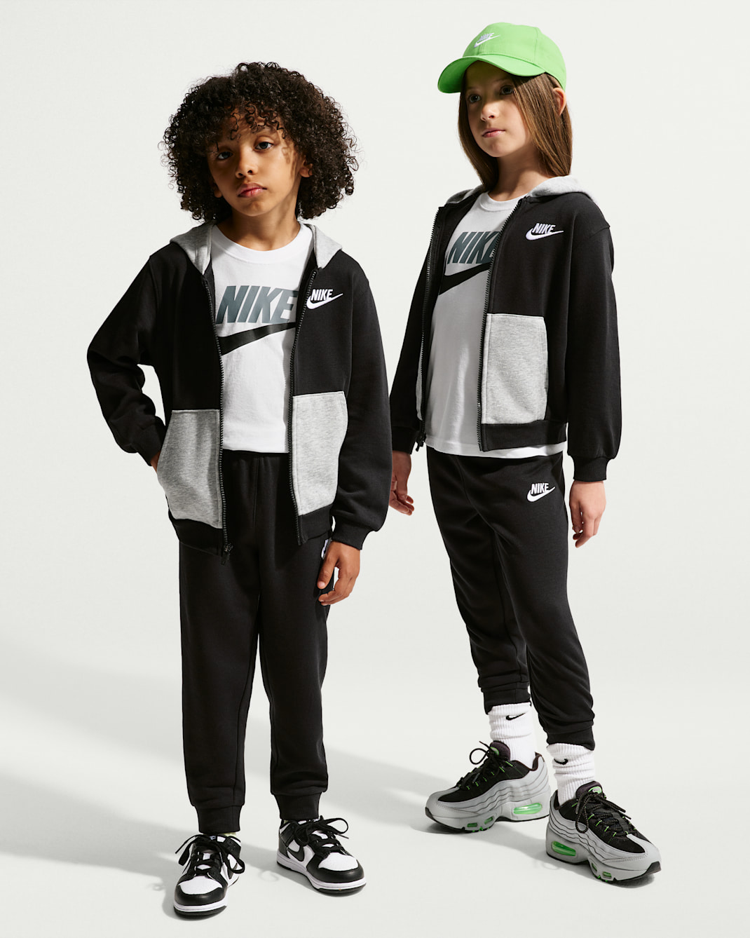 Nike Lifestyle 3-teiliges Set aus Hoodie und T-Shirt für jüngere Kinder - Schwarz