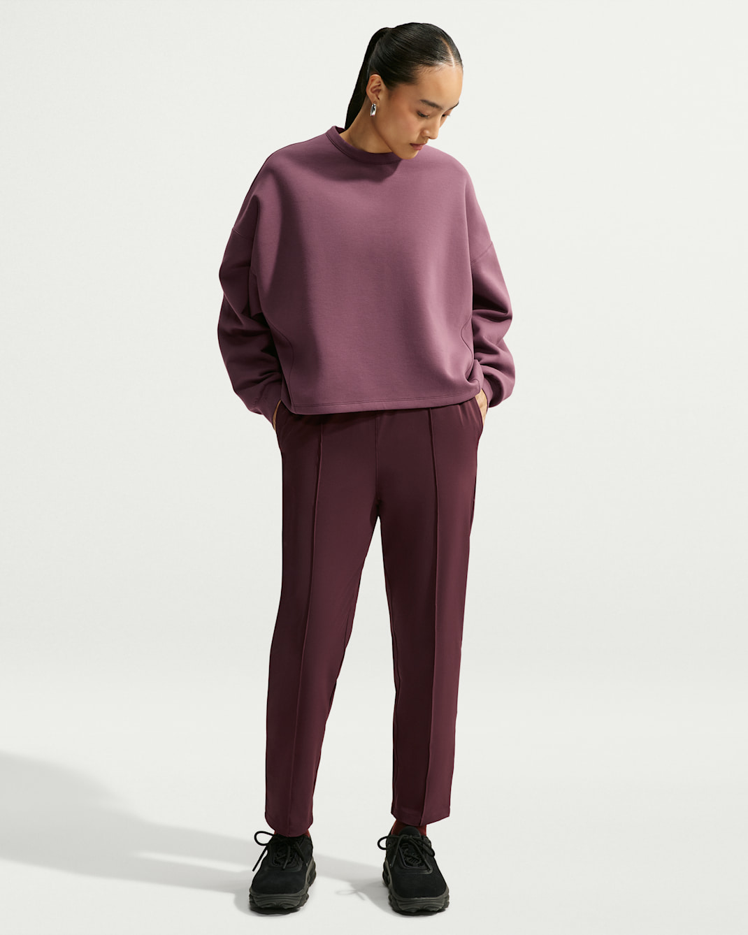 Pants de pierna entallada Dri-FIT de tiro alto con protección contra los rayos UV para mujer Nike 24.7 PerfectStretch - Dátil místico/Roca claro