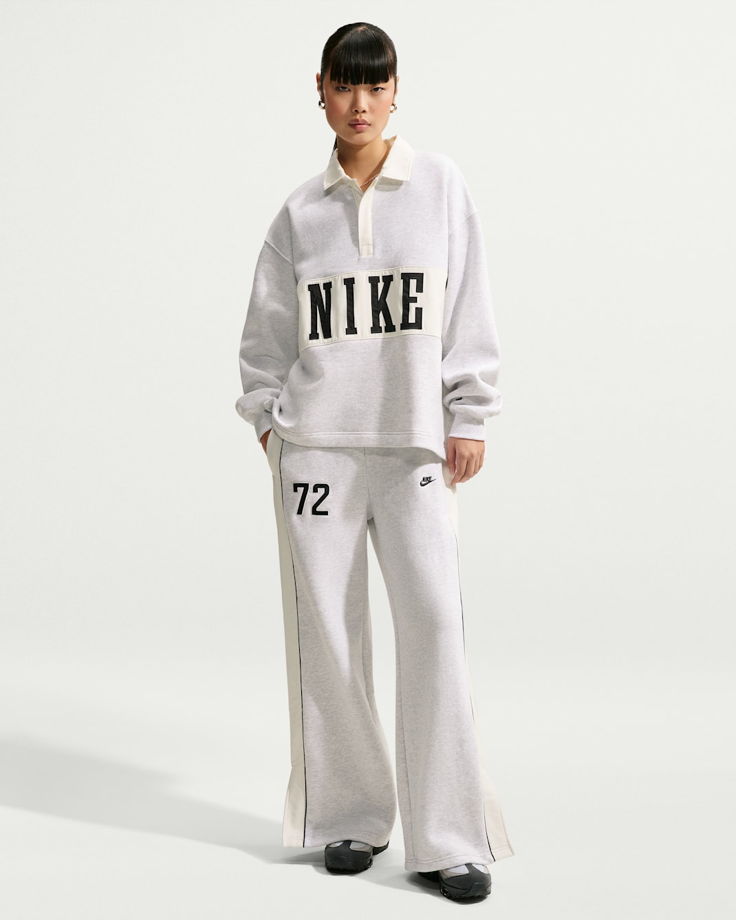 Nike Studio Fleece Medium Weight Hose mit mittelhohem Bund und weitem Bein (Damen) - Birch Heather/Schwarz