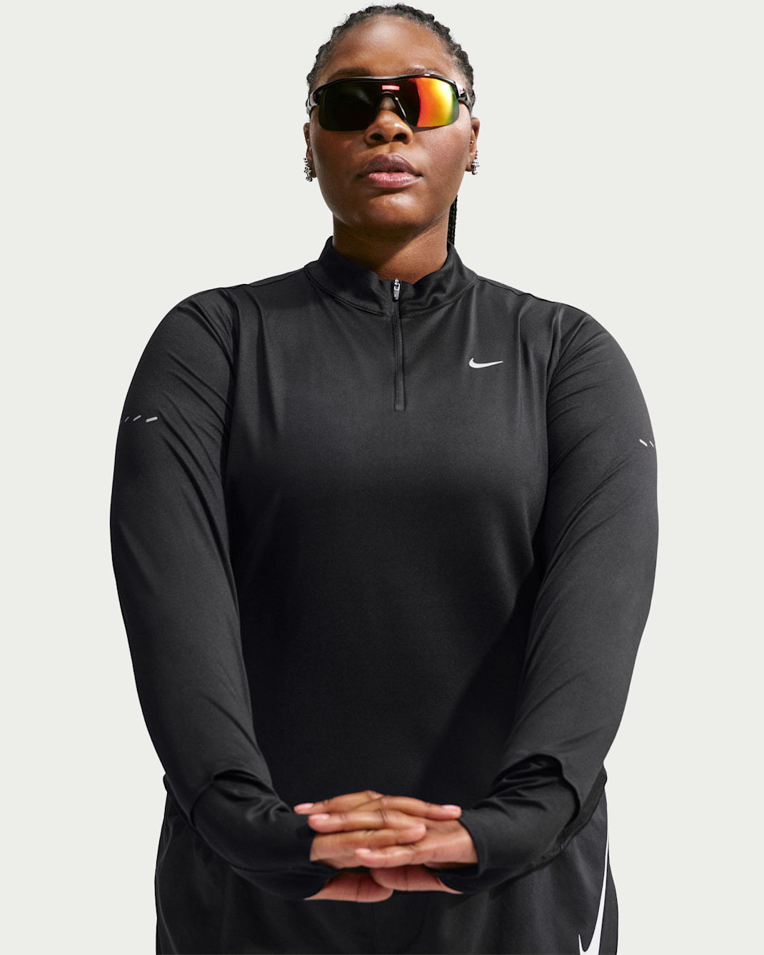 Nike Swift Dri-FIT UV løpeoverdel med kvart glidelås til dame (Plus Size) - Svart