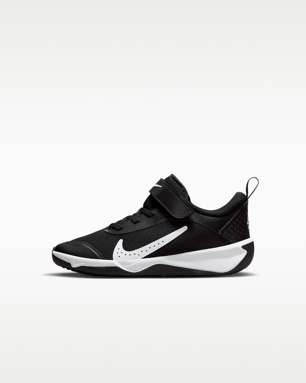 Nike Omni Multi-Court Schuh für jüngere Kinder - Schwarz/Weiß