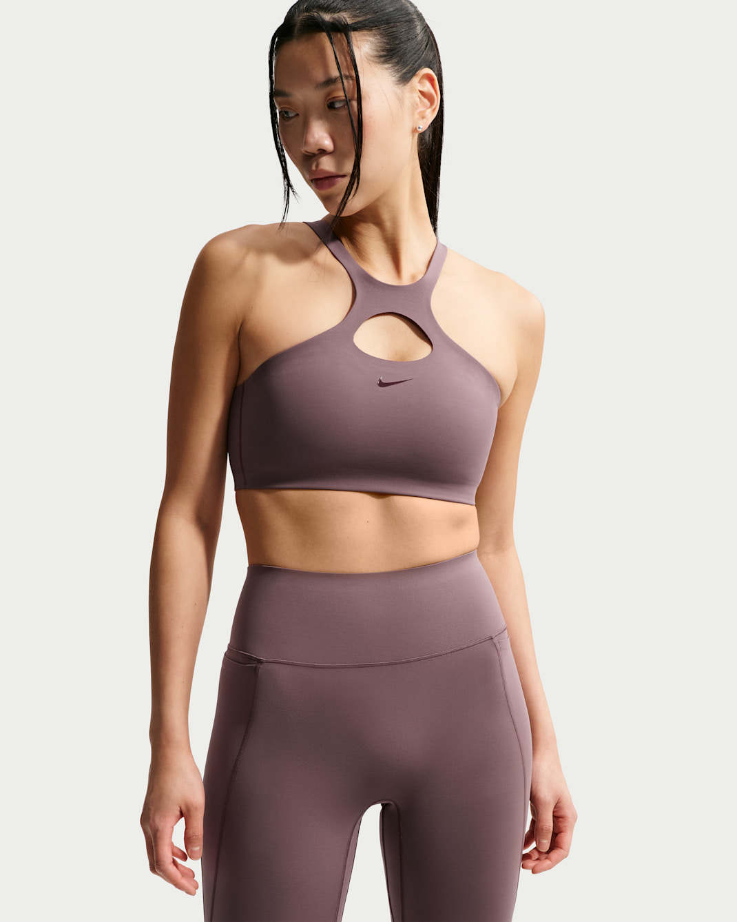 나이키 유니버사 여성 미디엄 서포트 패드 스포츠 브라 - 타투/타투/버건디 크러시