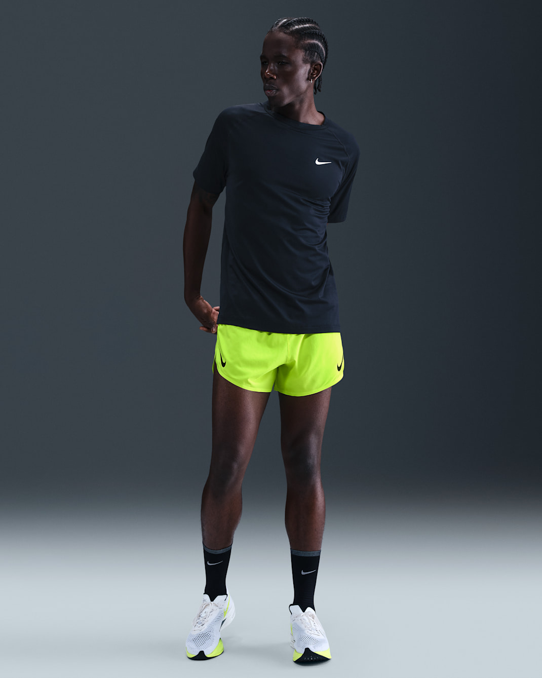 Shorts de correr Dri-FIT ADV de 10 cm con forro de ropa interior para hombre Nike AeroSwift - Volt/Negro