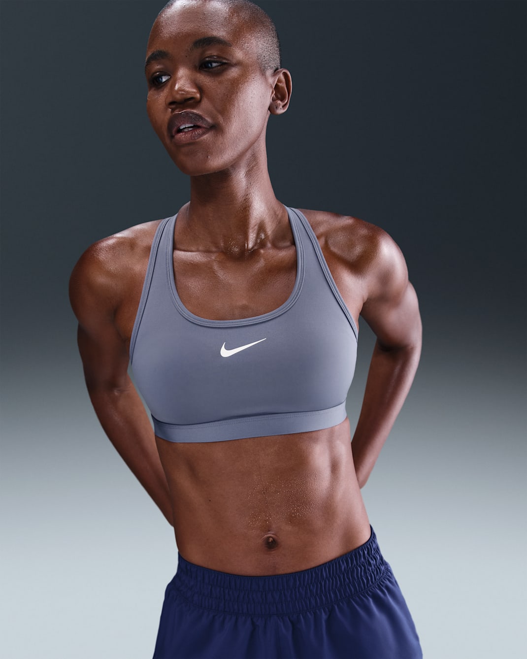 Bra deportivo con almohadilla de media sujeción para mujer Nike Swoosh - Índigo mundial/Blanco