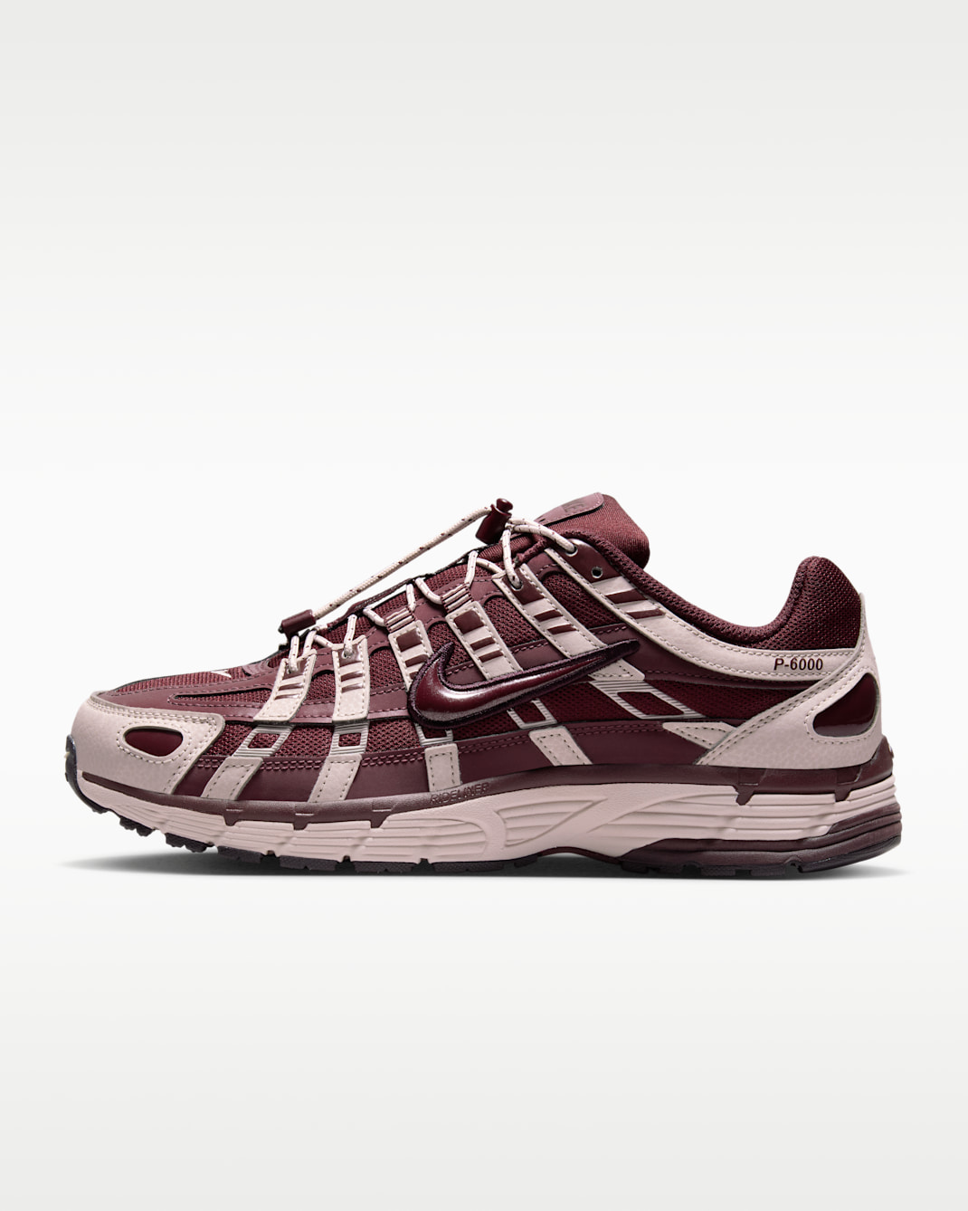 ナイキ P-6000 ウィメンズシューズ リフレクティブ (再帰反射) アクセント付き - シルトレッド/バーガンディアッシュ/バーガンディクラッシュ