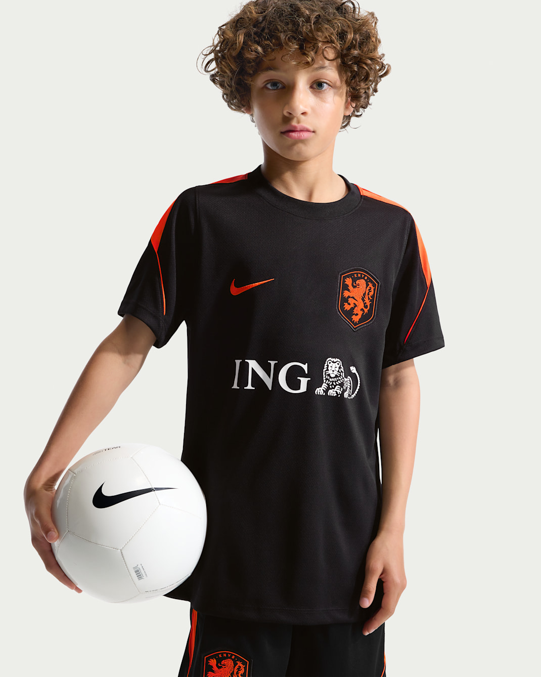 Netherlands Strike Older Kids' Nike Football Dri-FIT Short-Sleeve Top - Black/Hyper Crimson/Hyper Crimson