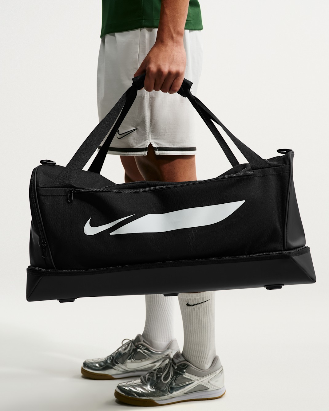 Nike Academy kemény borítású futballedzőtáska (közepes méretű, 60 l) - Fekete/Fekete/Fehér