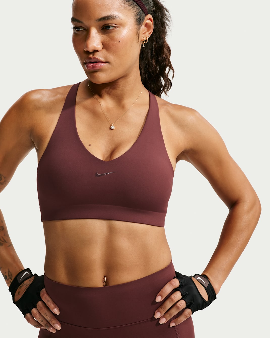 Nike Universa sports-BH med innlegg og middels støtte til dame - Mystic Dates/Mystic Dates/Burgundy Crush