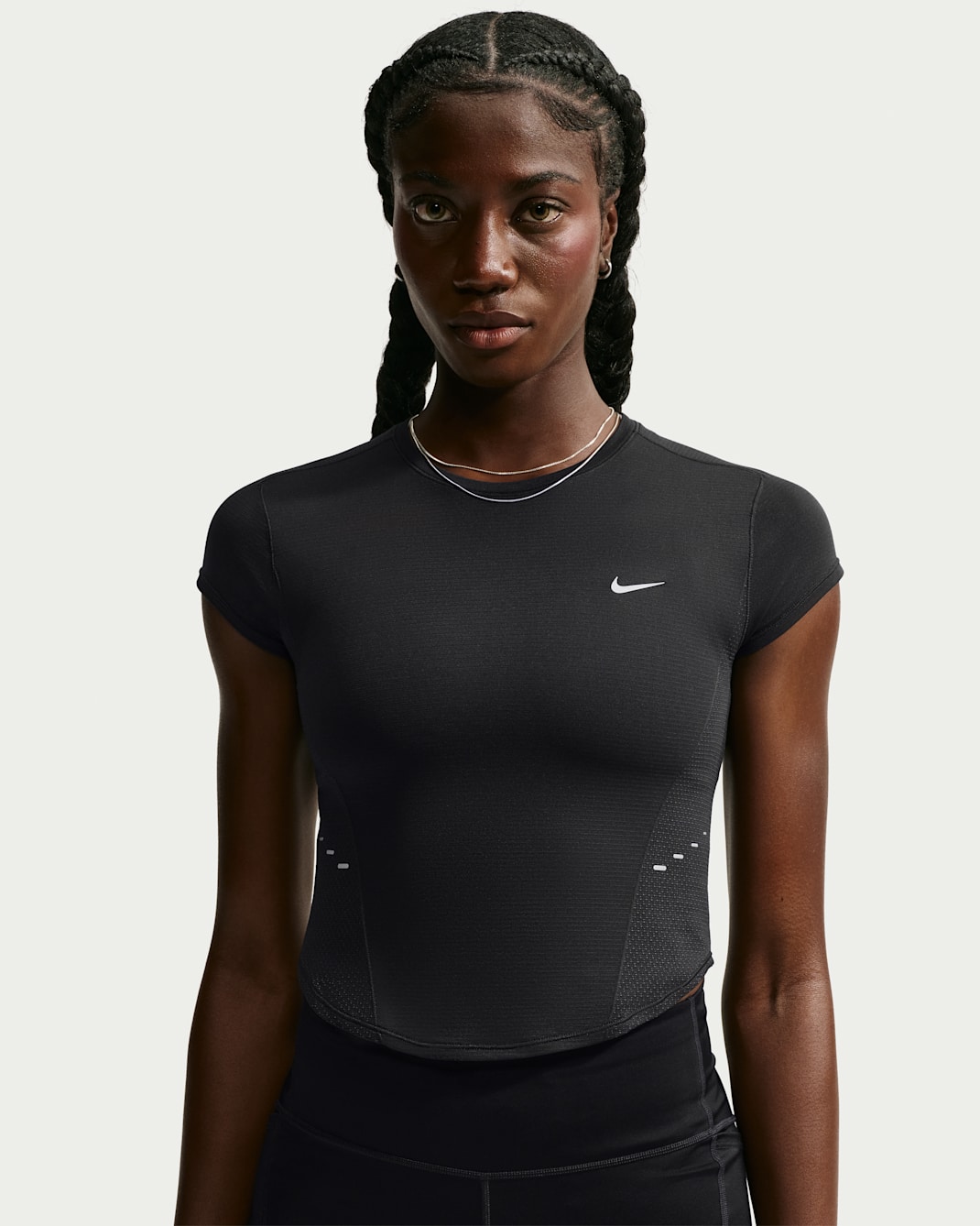 Playera de correr de manga corta Dri-FIT cropped sin costuras para mujer Nike Swift - Negro/Gris azulado/Reflejo plata