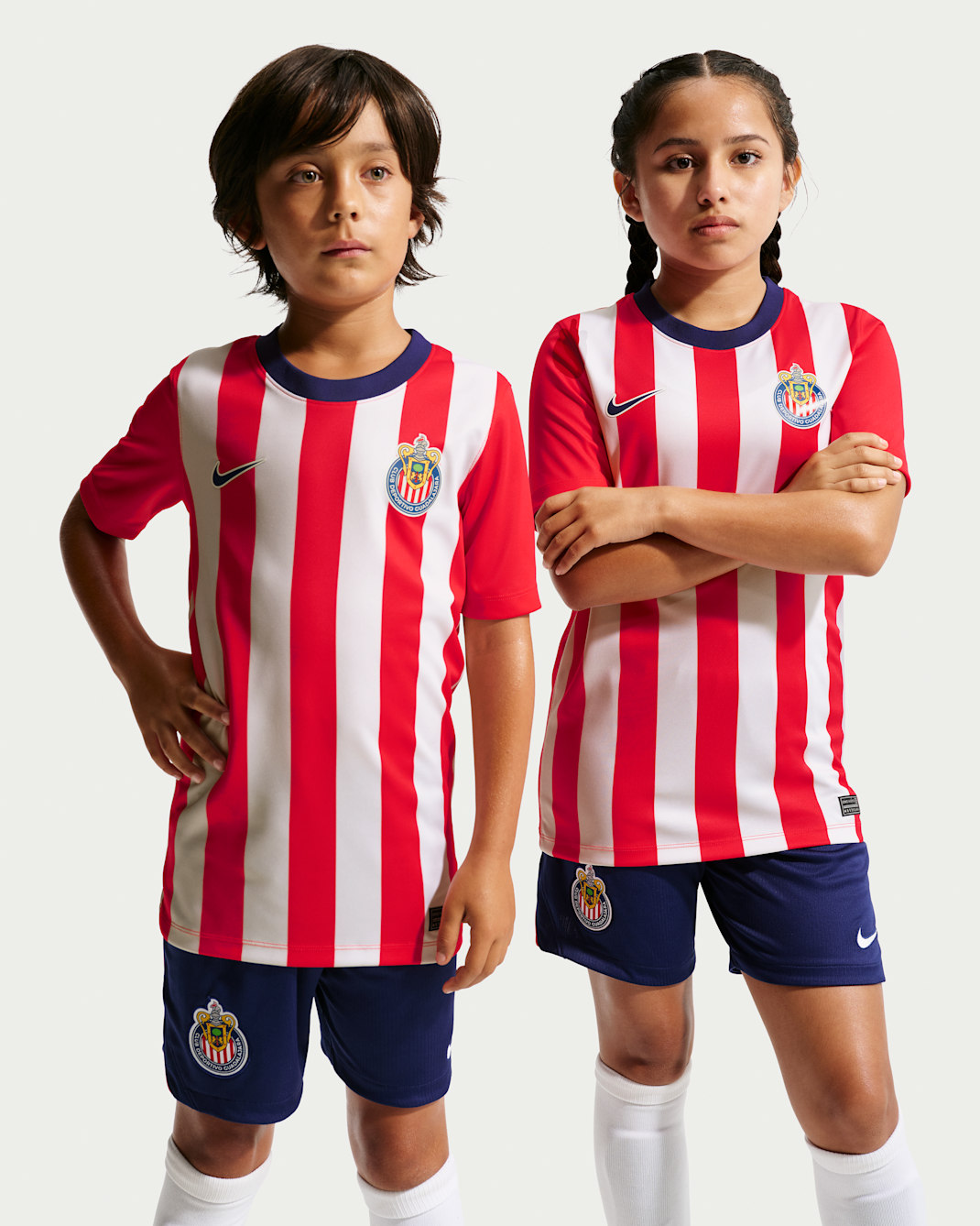 Playera de futbol de manga corta Nike Dri-FIT del C.D. Guadalajara local 2026/27 para niños talla grande - Blanco/Rojo velocidad/Azul fiel