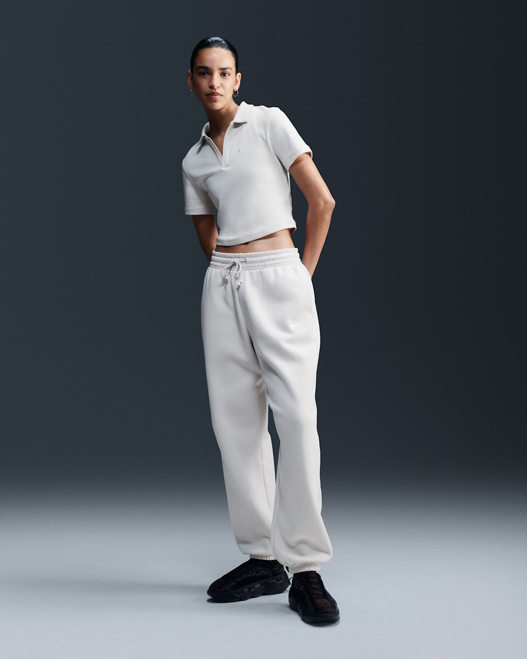 Pants de entrenamiento oversized de tiro alto para mujer Nike Sportswear Phoenix Fleece - Marrón verdoso claro/Vela