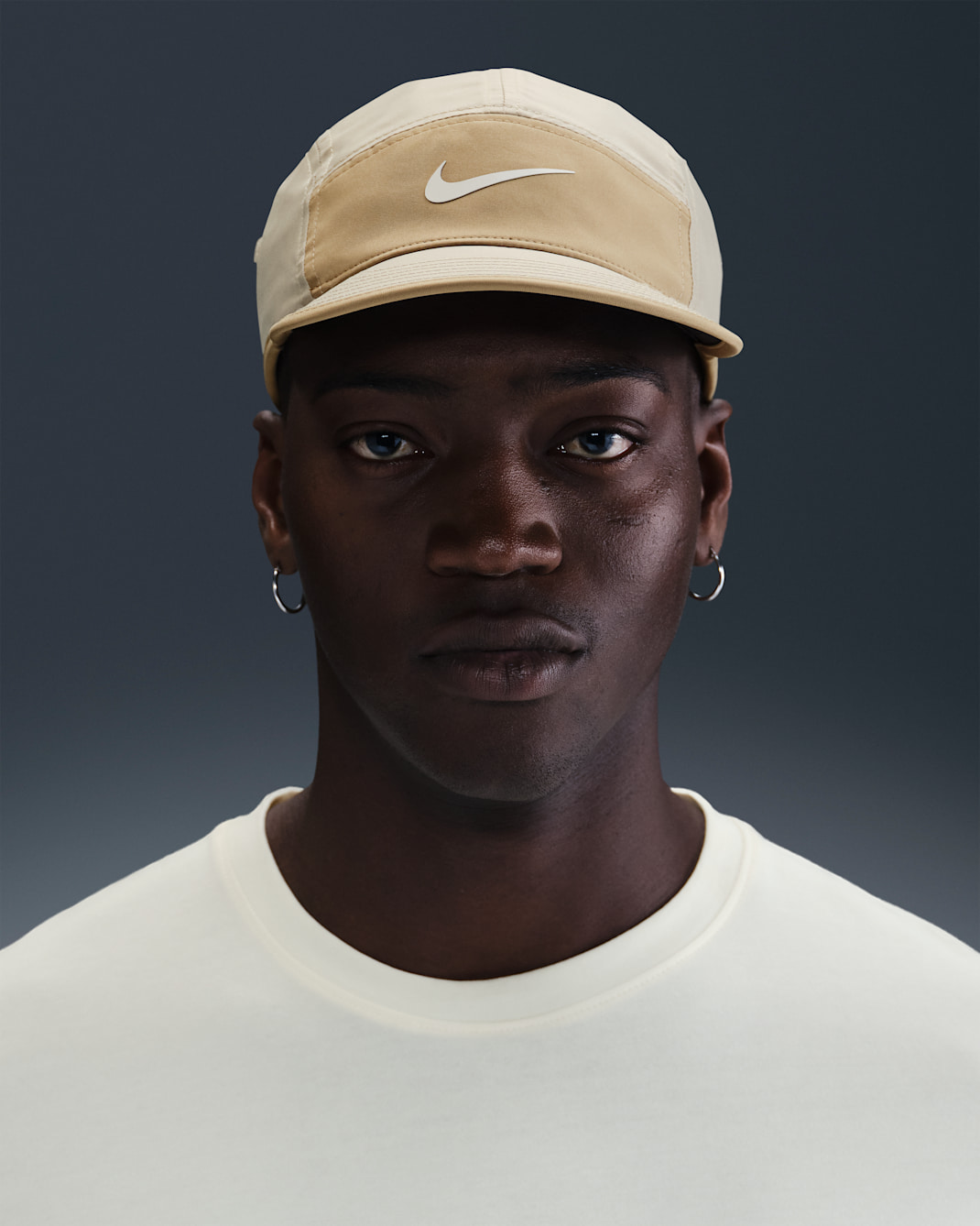 Nike Fly Dri-FIT formløs Swoosh-caps - DESERT KHAKI/Parachute Beige/Phantom