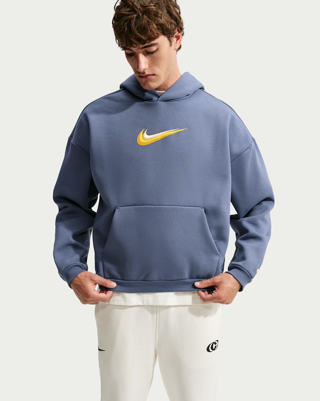 Sudadera con gorro sin cierre de básquetbol Therma-FIT cepillada para hombre Caitlin Clark - Azul difuso/Marfil pálido/Amarillo suave